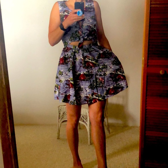 Tropical Print Dress with Cutout and Pockets - Picture 4 of 5